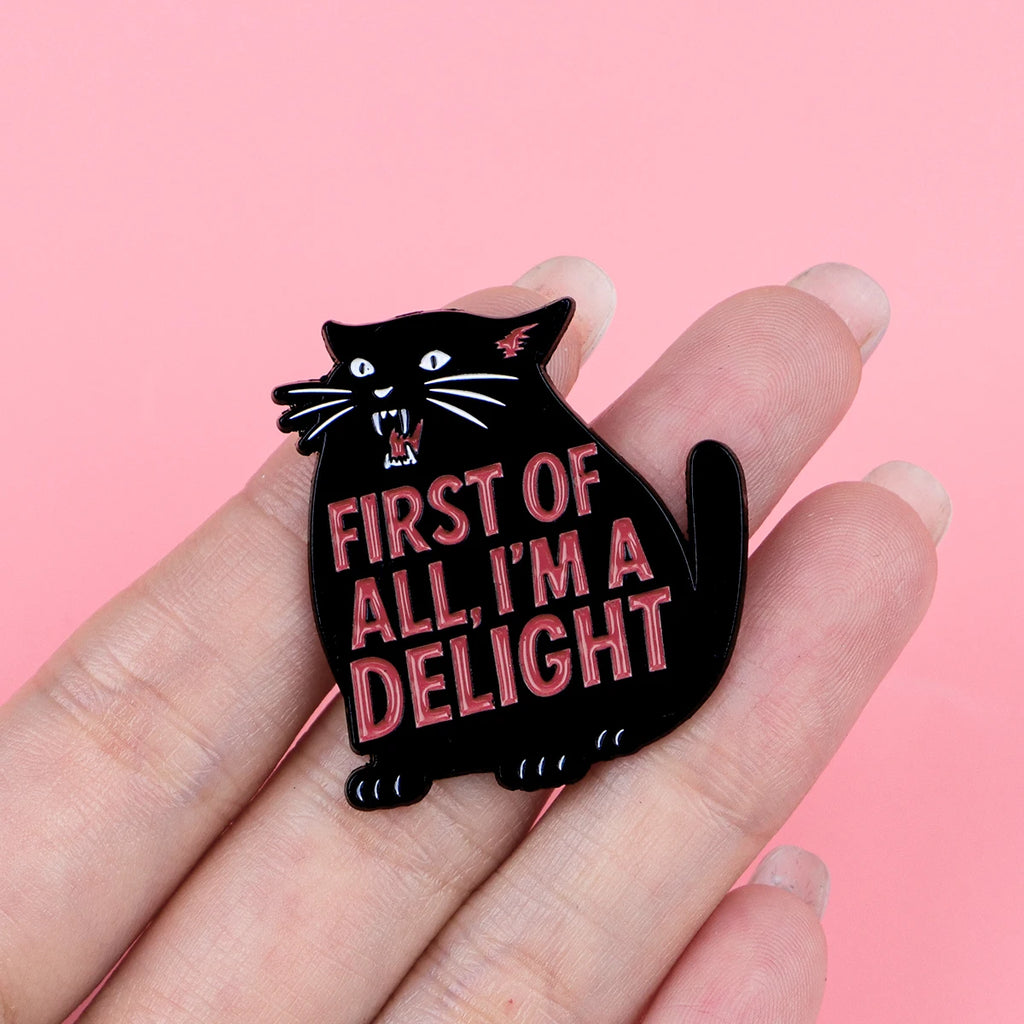 Primero de todo, soy una delicia: Pin de esmalte de gato negro lindo, broche, pin de solapa, insignia, accesorios de ropa, joyería de moda, regalos