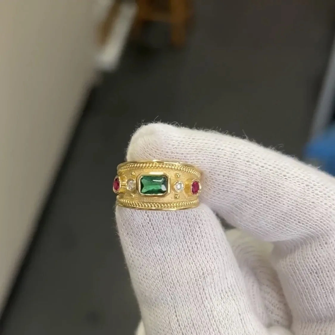 Anillo de circón retro de palacio de placa ancha Simple