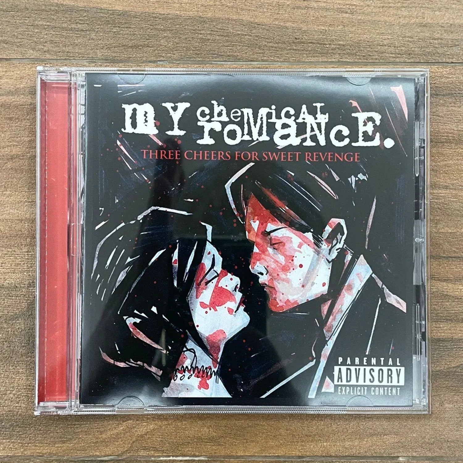 Álbum de CD de la banda de rock alternativo Emo, estilo de portada con ilustración gráfica en negro y rojo, canciones punk melódicas para coleccionistas de música