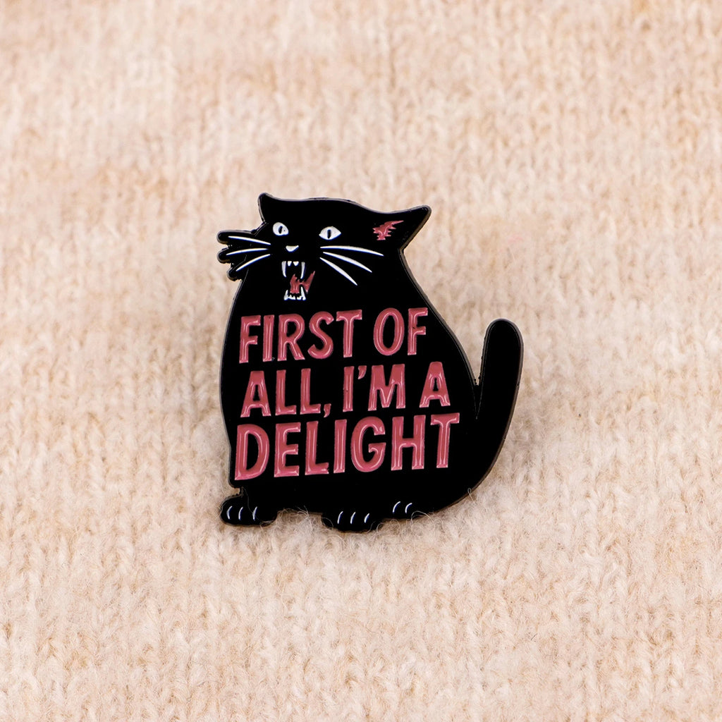 Primero de todo, soy una delicia: Pin de esmalte de gato negro lindo, broche, pin de solapa, insignia, accesorios de ropa, joyería de moda, regalos
