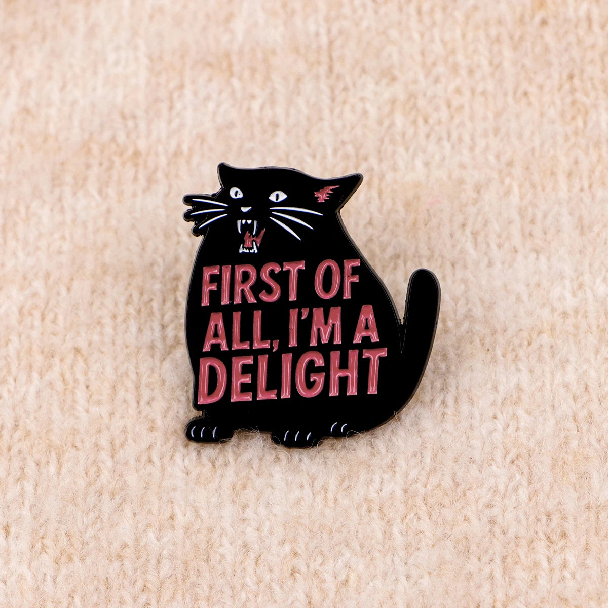 Primero de todo, soy una delicia: Pin de esmalte de gato negro lindo, broche, pin de solapa, insignia, accesorios de ropa, joyería de moda, regalos