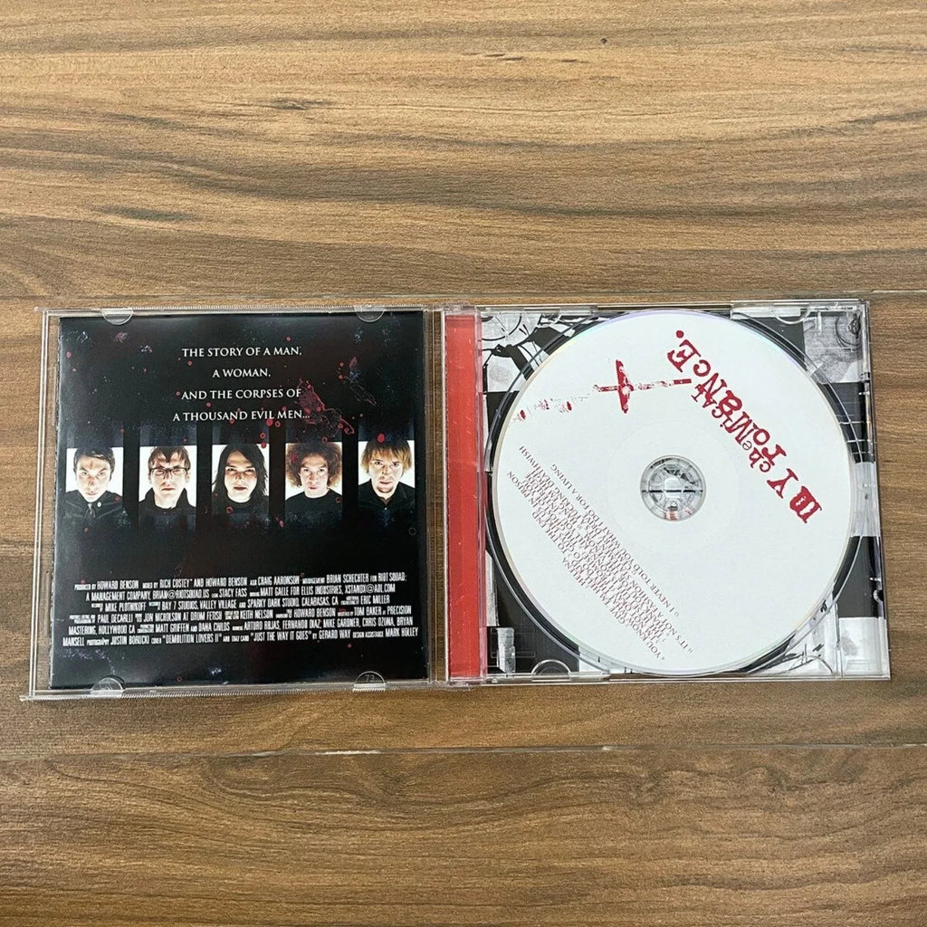 Álbum de CD de la banda de rock alternativo Emo, estilo de portada con ilustración gráfica en negro y rojo, canciones punk melódicas para coleccionistas de música