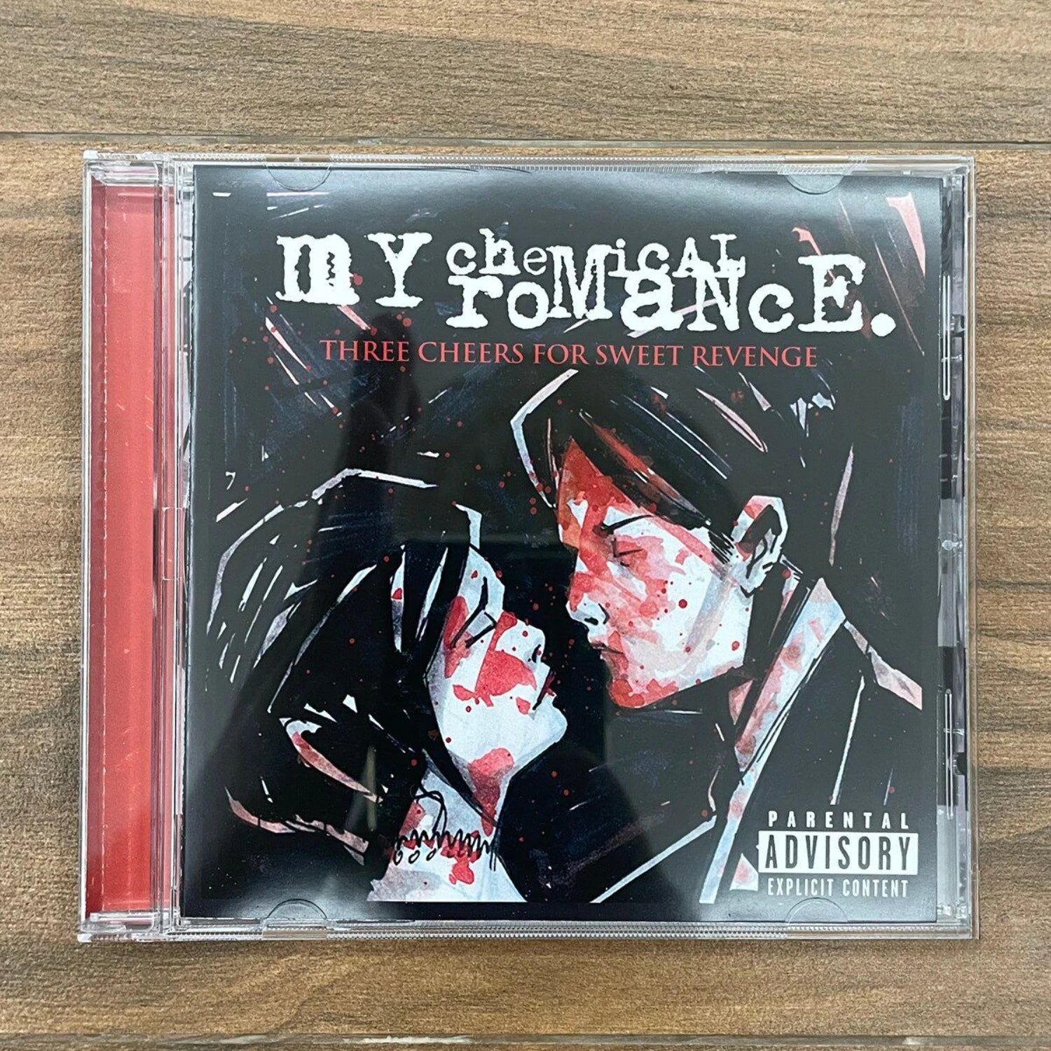 Álbum de CD de la banda de rock alternativo Emo, estilo de portada con ilustración gráfica en negro y rojo, canciones punk melódicas para coleccionistas de música