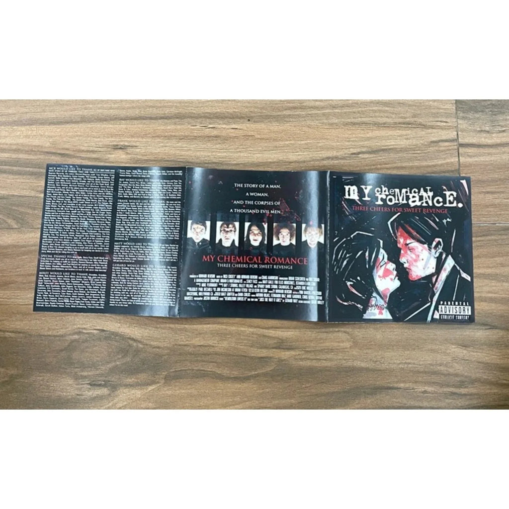 Álbum de CD de la banda de rock alternativo Emo, estilo de portada con ilustración gráfica en negro y rojo, canciones punk melódicas para coleccionistas de música