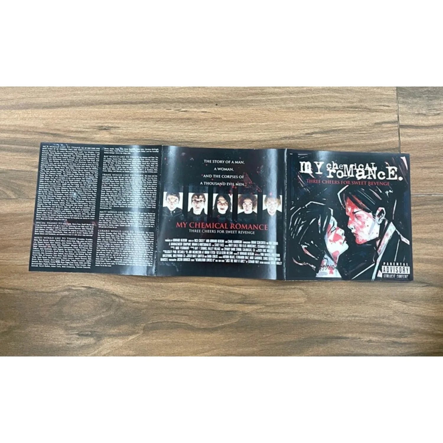 Álbum de CD de la banda de rock alternativo Emo, estilo de portada con ilustración gráfica en negro y rojo, canciones punk melódicas para coleccionistas de música