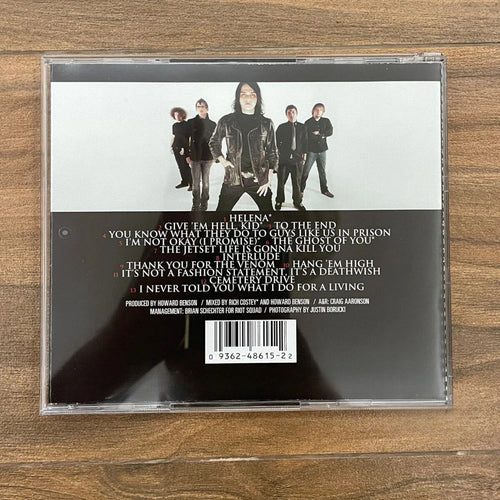 Álbum de CD de la banda de rock alternativo Emo, estilo de portada con ilustración gráfica en negro y rojo, canciones punk melódicas para coleccionistas de música